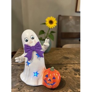 Decorazione LED Halloween: fantasma con zucca, altezza 23 cm, con fiocco viola e luce cangiante.