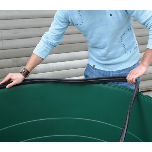 Cisterna verde Garantia Top-Tank 1300 l con guarnizione in fase di inserimento.