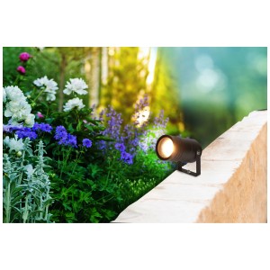 Faretto da giardino MaxGarden Marso, alluminio nero, IP65, montato in giardino.
