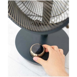 Ventilateur de table anthracite Cepheus (18 W) avec panneau de commande et main.
