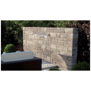 Elemento a cascata Heissner in acciaio inox con illuminazione a LED in giardino.