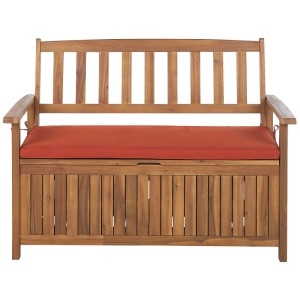 Banc de jardin Beliani Sovana en acacia avec coussin rouge et espace de rangement.