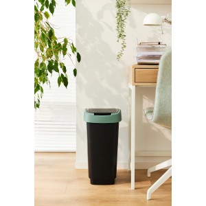 Rotho Swingeimer Twist 25 l in Mistletoe Green, ein schwarzer Mülleimer mit grünem Deckel.