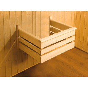 Gros plan du repose-pieds en bois pour le sauna élément Weka Kaarina 1, monté sur le mur du sauna.