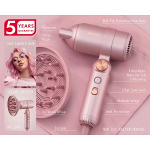 Sèche-cheveux pliable Trisa Ionic-T Blush Rose avec diffuseur et sac.