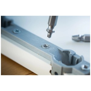 Set LUX Screw-Ex Classic en utilisation : l'extracteur retire une vis endommagée.