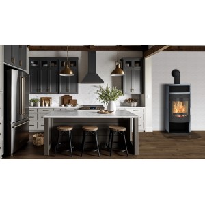Poêle Fireplace Barcelona avec revêtement en stéatite noir, puissance 8 kW dans une cuisine moderne.