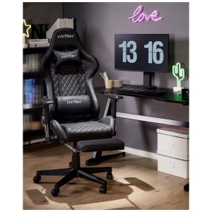 Sedia da gaming Beliani Victory nera in similpelle con poggiapiedi davanti alla scrivania.