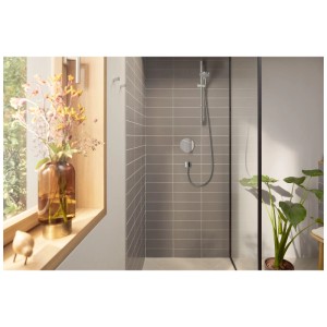 Doccia moderna con miscelatore doccia ad incasso Hansgrohe Rebris E in cromo.