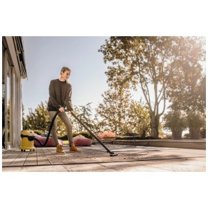 Femme aspirant une terrasse avec l'aspirateur eau et poussière Kärcher WD 3 V-17/4/20.