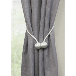 Fermaglio per tende Gardinia Flex-S, bianco, con magnete, 2 pezzi, su tenda grigia.