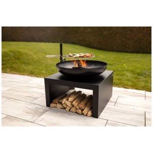 Schwarze Nouvel Feuerstelle Aura mit Holz und Grillrost im Garten.