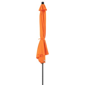 Ombrellone da balcone arancione Doppler MyZone ripiegato con funzione di inclinazione.