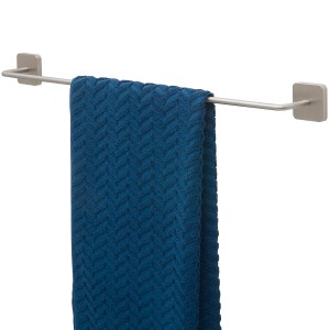 Portasciugamani Tiger Onu in acciaio inox spazzolato con asciugamano blu.