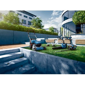 Outils de jardin sans fil Bosch : tondeuse, taille-haie, souffleur de feuilles et coupe-bordures sur pelouse devant un bâtiment moderne.