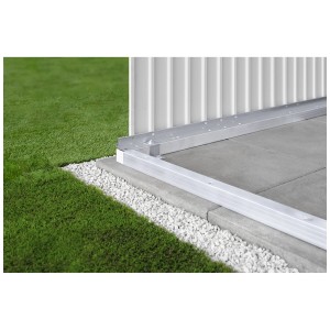 Kit de sol Biohort pour abri poubelle Alex Duo : cadre, plaque et rampe en aluminium sur pavés.