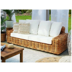 Divano da giardino Beliani Forli in rattan marrone con cuscini bianchi. Arredo lounge per patio e giardino.