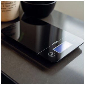 Schwarze Rotel Küchenwaage mit Touchscreen, flaches Design, bis 5 kg.