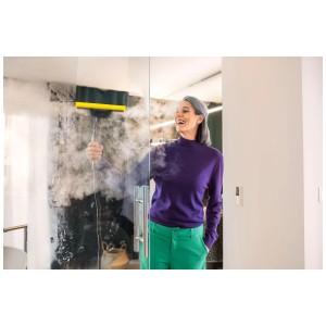 Femme nettoie fenêtre avec Kärcher buse de fenêtre Comfort pour nettoyeur vapeur.