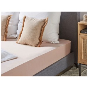 Lenzuolo con angoli beige Beliani Hofuf in cotone, 140x200 cm, su un letto con cuscini.