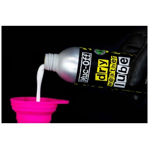 Muc-Off Dry Lube Schmiermittel (300 ml) wird in einen pinken Trichter gegossen.