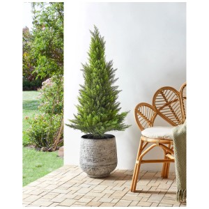 Beliani Kunstpflanze Cedar Tree, 120 cm hoch, im Topf. Dekorative, grüne Zypresse für Innen und Aussen.