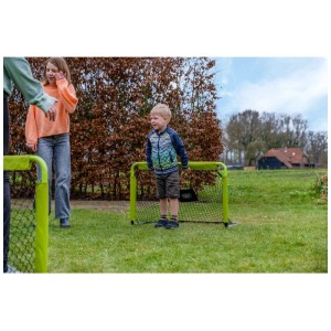 Exit Toys Mini-Porte da calcio Tempo, set da 2, verde/nero, con bambini che giocano in giardino.