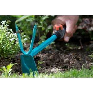 Petite houe Gardena Combisystem avec lame droite et 2 dents dans le sol.