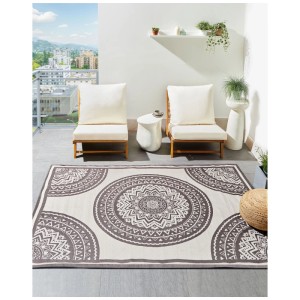 Grauer Outdoor-Teppich mit orientalischem Boho-Muster auf Balkon. UV-beständig, pflegeleicht für Terrasse & Garten.