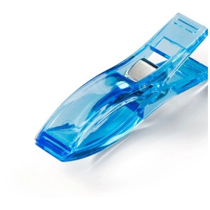 Transparenter, blauer Prym Stoffclip Love (55mm) aus Kunststoff, eine Alternative zu Stecknadeln.