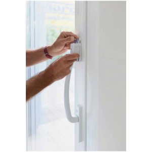 Abus Hebetür-Sicherung BS84 Weiss im Einsatz: Schlüssel wird in die Türsicherung gesteckt.
