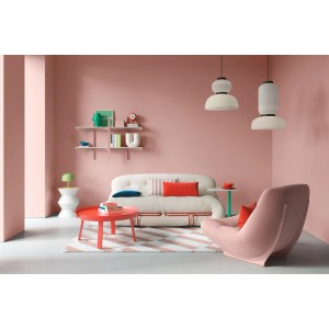 Salon avec murs peints en Alpina Peinture Intérieure Pantone Misty Rose Rose. Peinture murale mate pour intérieurs.