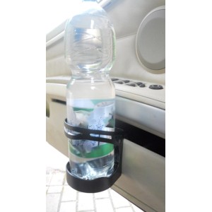 Porte-boisson noir avec bouteille d'eau fixé à la portière de la voiture, idéal pour les déplacements.