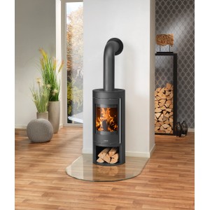 Poêle à bois Justus Mino 2.0, acier noir, 5 kW, avec bûches dans le foyer.