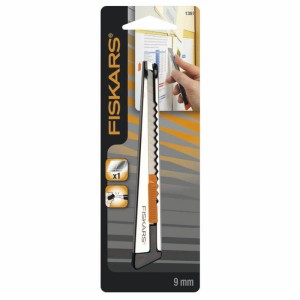 Fiskars Cutter Pro Metal, piatto, 9 mm. Cutter con manico e lama in metallo, su confezione di vendita.