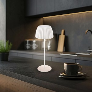Lampada da tavolo a batteria Brilo Riffle bianca, dimmerabile e touch su piano cucina.