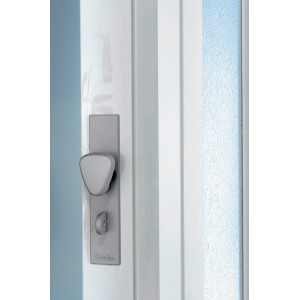 Gros plan : Porte pliante blanche Larya avec verre brillant et poignée argentée.