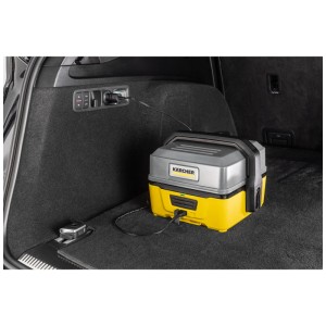 Chargeur de voiture Kärcher branché sur l'allume-cigare 12V dans le coffre.