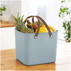 Rotho Albula Multibag azzurro chiaro 40L pieno di cibo. Pratico cesto per la spesa con manici.