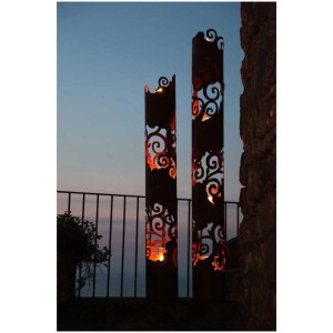Colonne lumineuse Venezia aspect rouille avec ornements, 165cm de haut, pour jardin et terrasse.