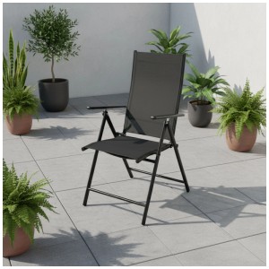 Schwarzer Greemotion Klappsessel Malta aus Stahl und Textilgewebe im Garten.