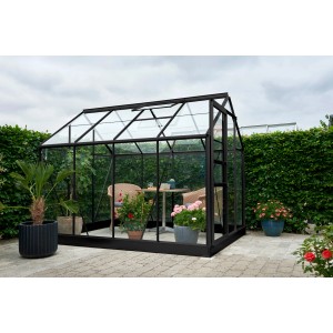 Serre noire Halls Popular 86 (5 m²) avec plantes et coin salon dans le jardin.