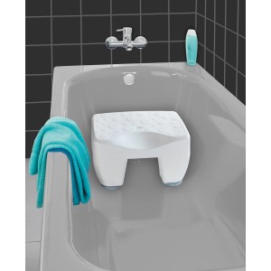 Tabouret de bain Wenko Secura blanc dans une baignoire avec serviette. Sécurité et confort dans la salle de bain.