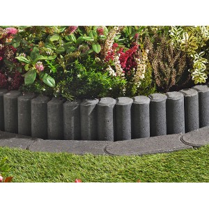 Palissades rondes anthracite comme bordure de parterres de fleurs dans le jardin.