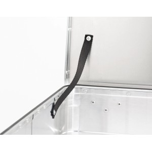 Gros plan de la boîte en aluminium LUX (47 l) avec couvercle ouvert et sangle de retenue.
