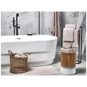 Ensemble de serviettes roses Beliani Atai en coton, 11 pièces, dans une salle de bain.