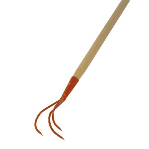 Cultivateur avec manche (140 cm) pour ameublir le sol dans les jardins et les parterres. Dents en acier, manche en bois.