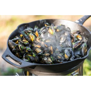 Poêle à frire Petromax FP30-T : Poêle en fonte avec des moules à la vapeur, idéale pour le barbecue.