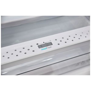 Detailaufnahme: AdaptiFresh-Schubfach mit Feuchtigkeitsregler im Sharp Einbau-Kühlschrank.