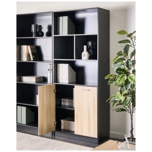 Bibliothèque scandinave Beliani Zehna en panneau de fibres noir avec portes marron clair. 5 niveaux, étagères ouvertes et placard.